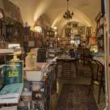 Ci spostiamo quindi nel suo negozio, un caldo e accogliente locale con le pareti colme di libri e quadri